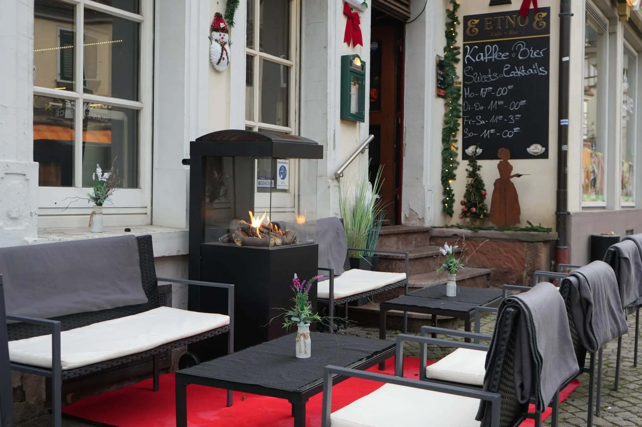 Außenbereich des ETNO mit Loungemöbeln und Heizpilz in der Altstadt