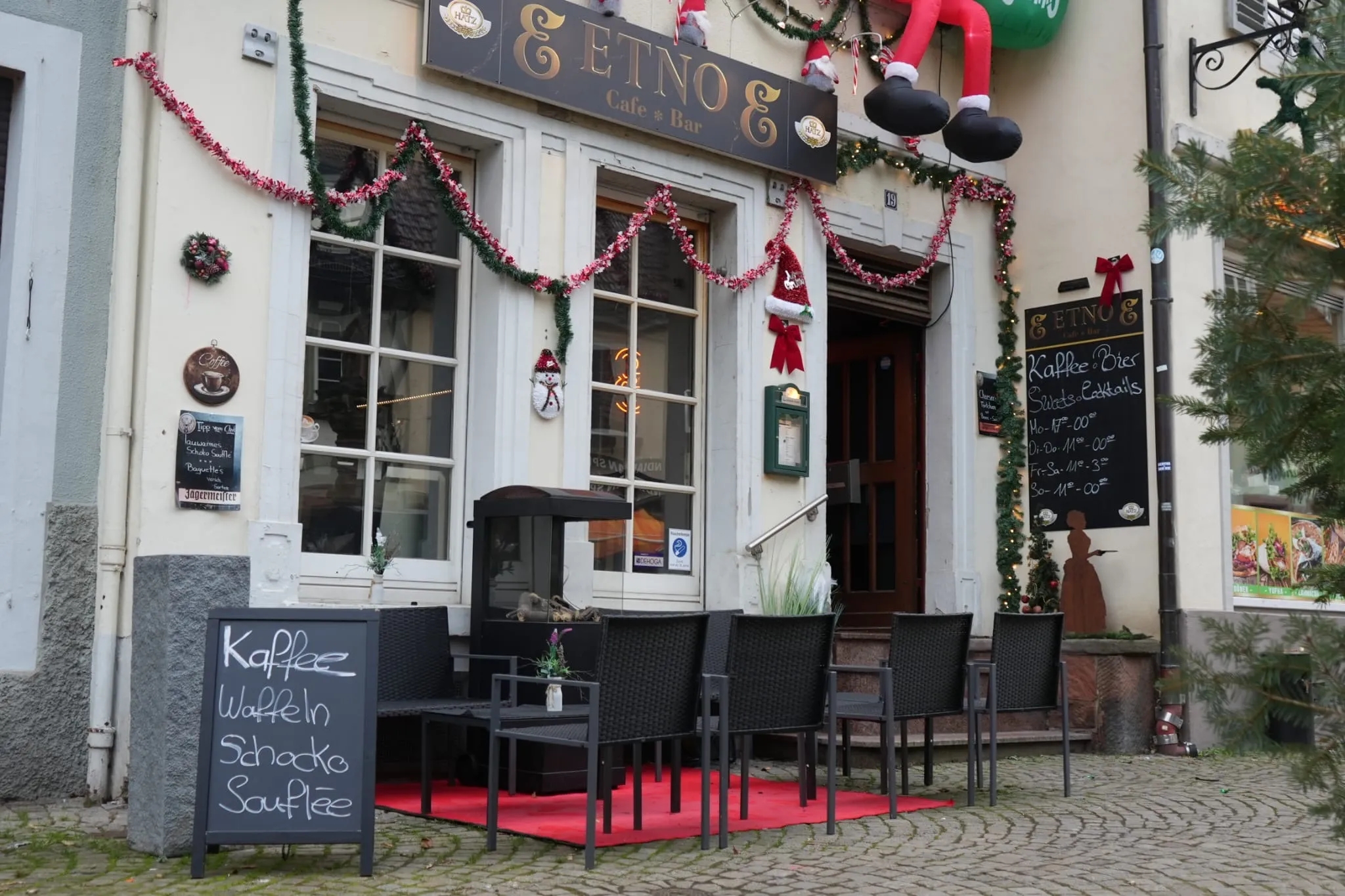 ETNO Außenbereich mit Snack-Tafel: Kaffee, Waffeln, Snacks, Soufflé