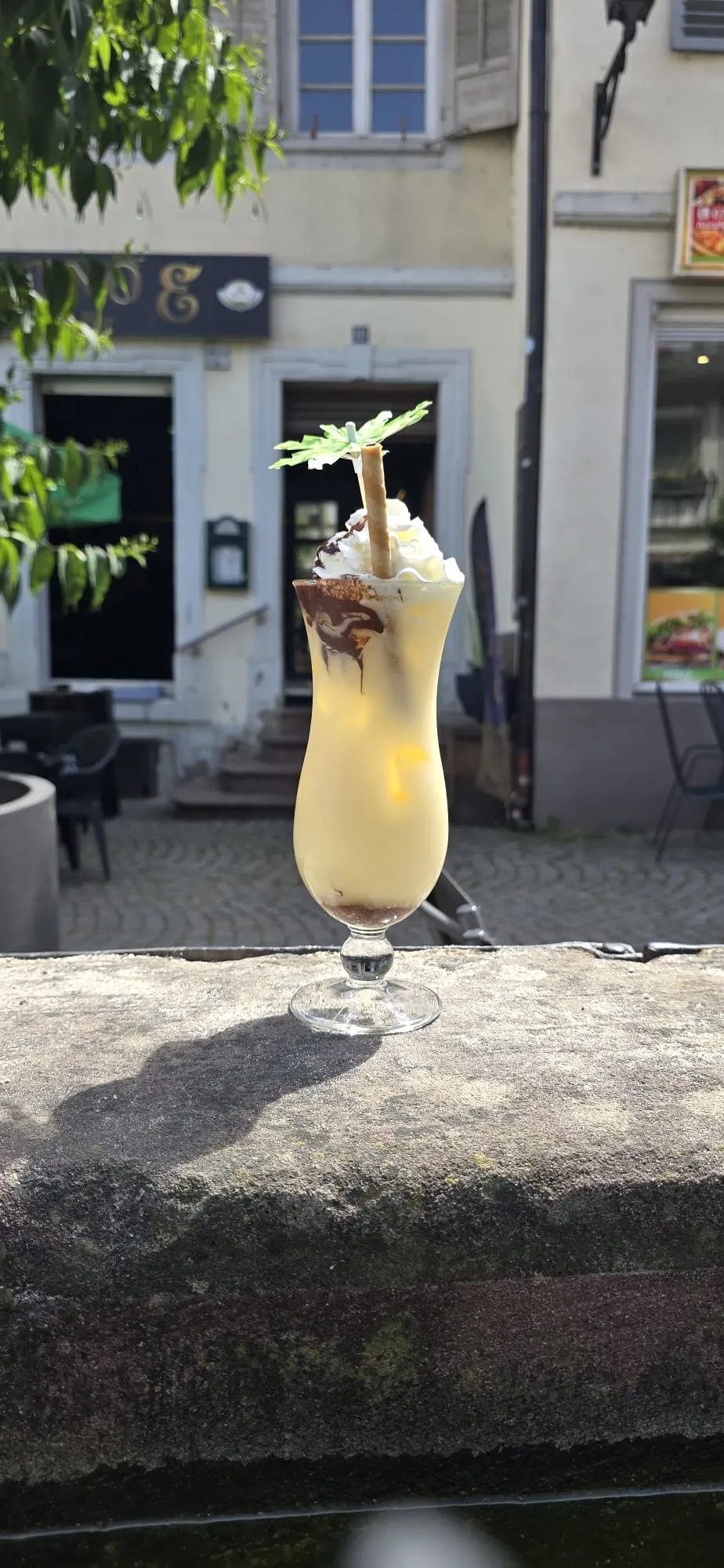 Piña Colada Cocktail mit Sahne und Schokolade vor der ETNO-Bar