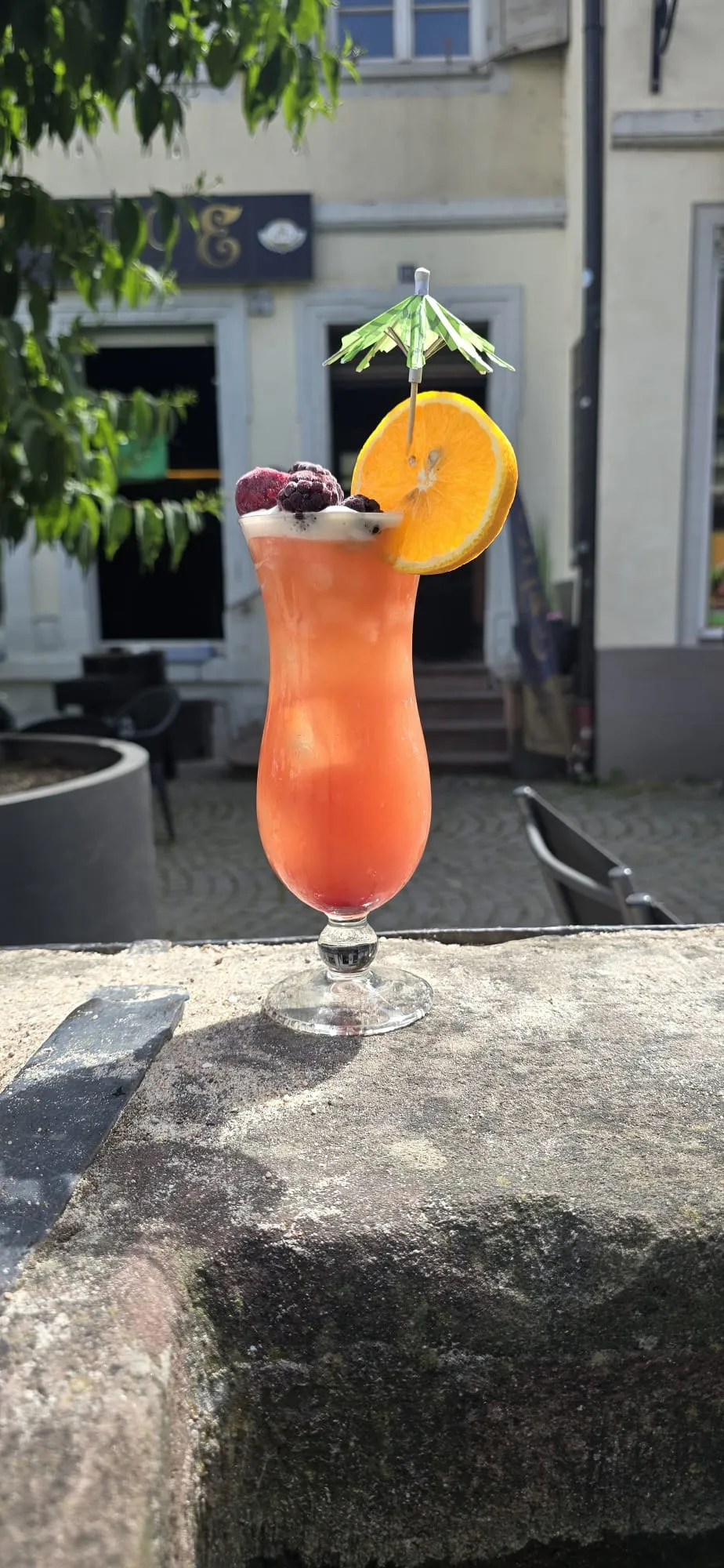 Frisch gemixter Sex on the Beach Cocktail vor der ETNO-Bar