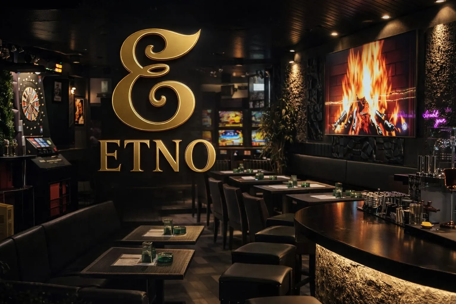 Innenraum des ETNO mit goldenem Logo, Bar und gemütlicher Sitzecke