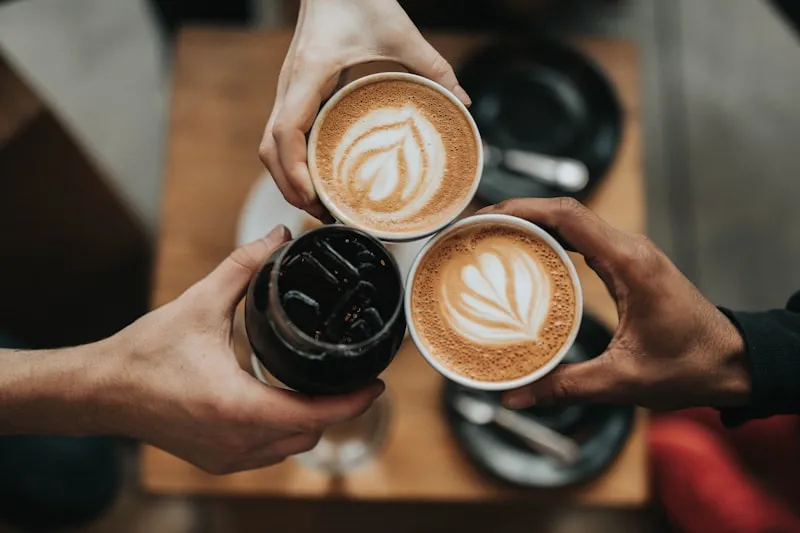 Latte Art auf frisch zubereitetem Kaffee