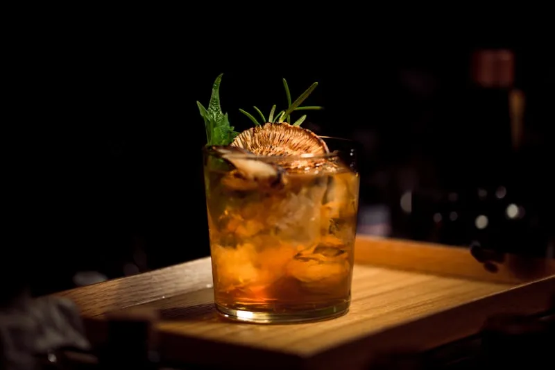 Handgemixter Cocktail mit kunstvoller Garnitur